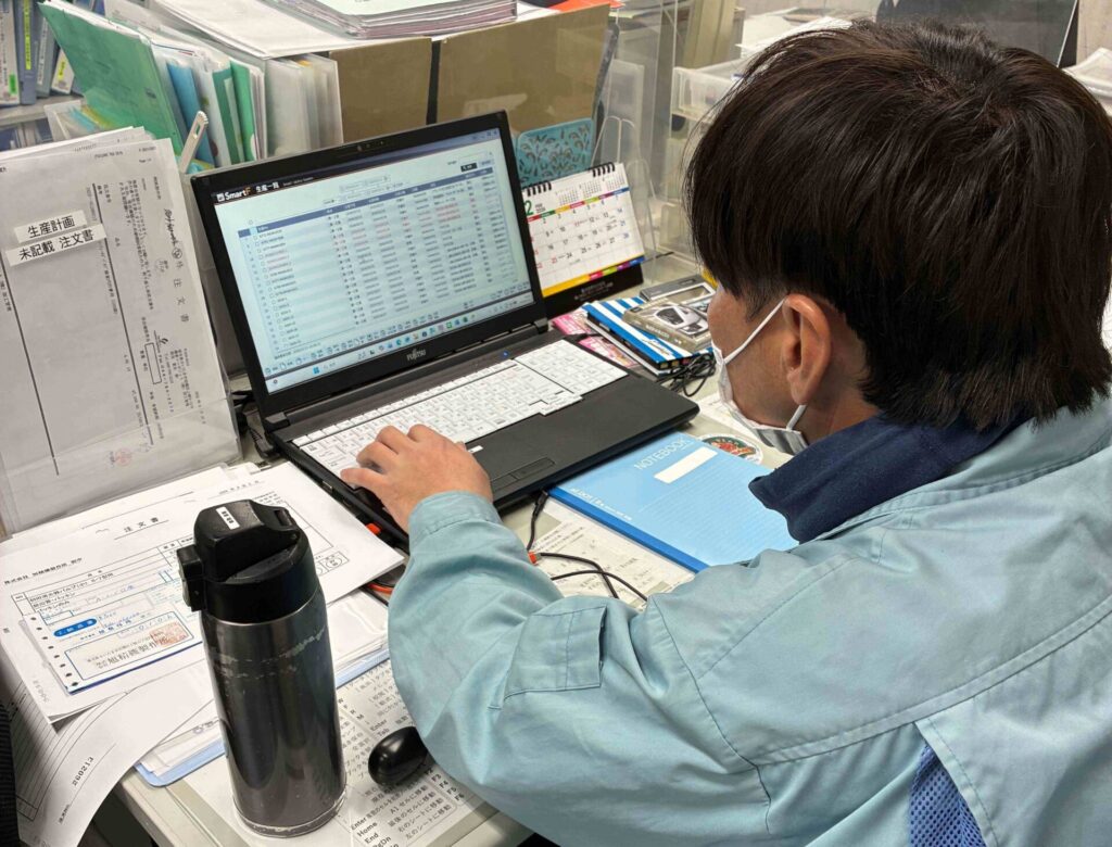 旭精機製作所様 SmartF活用場面(事務所PC)